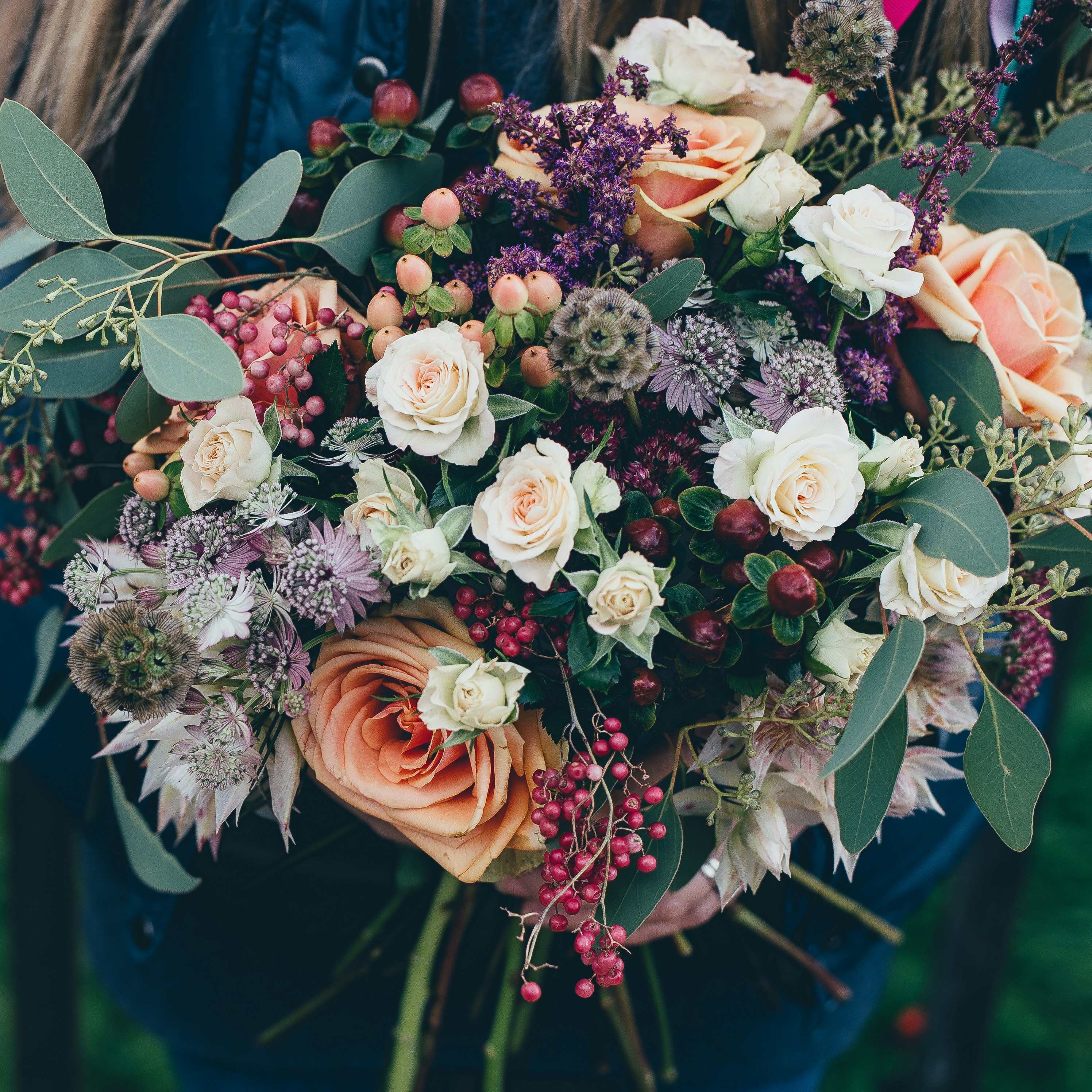 Fleuriste composant un bouquet